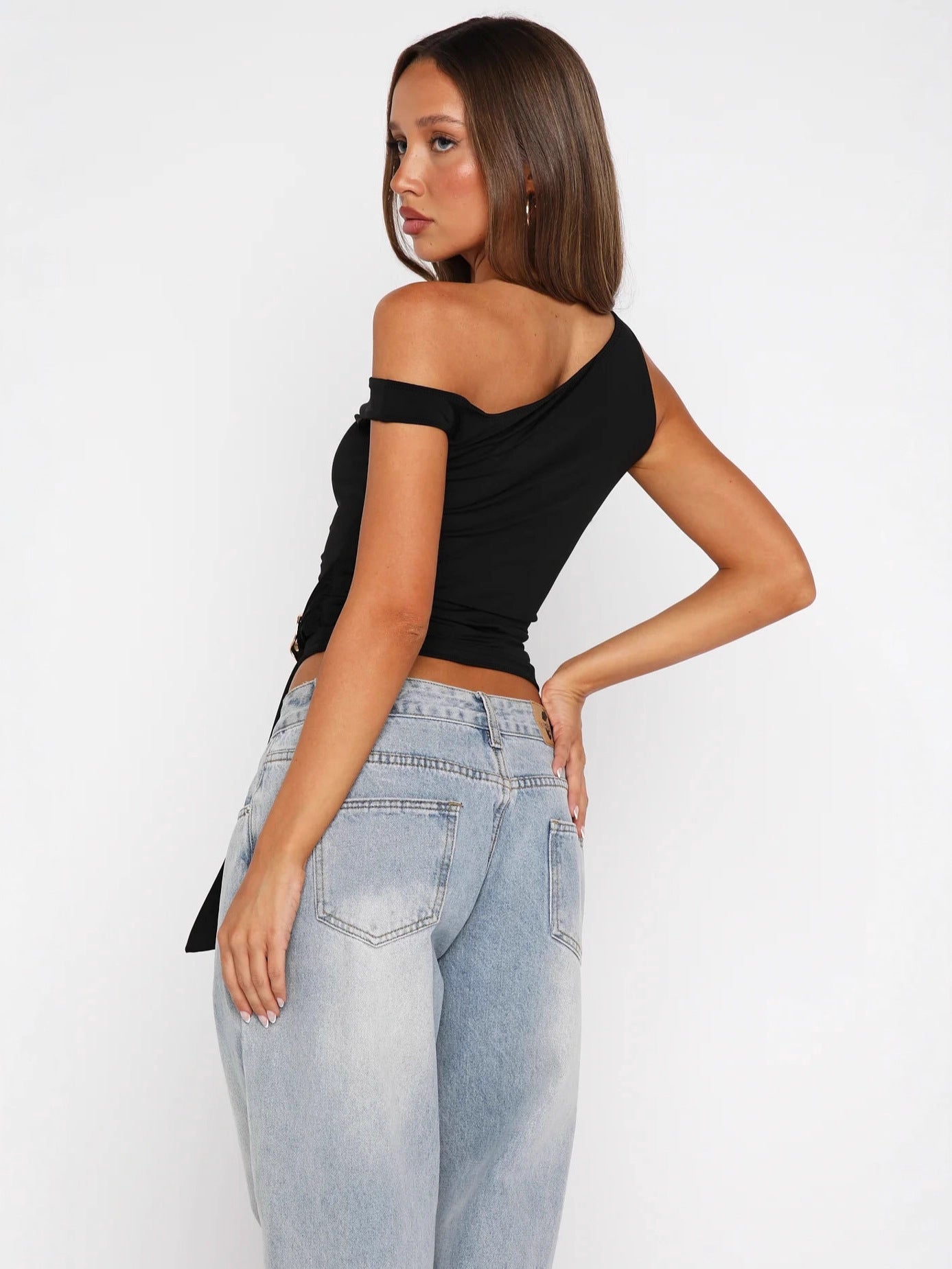 New European and American style women's clothing, fashionable and sexy one-shoulder neckline slim-fitting top